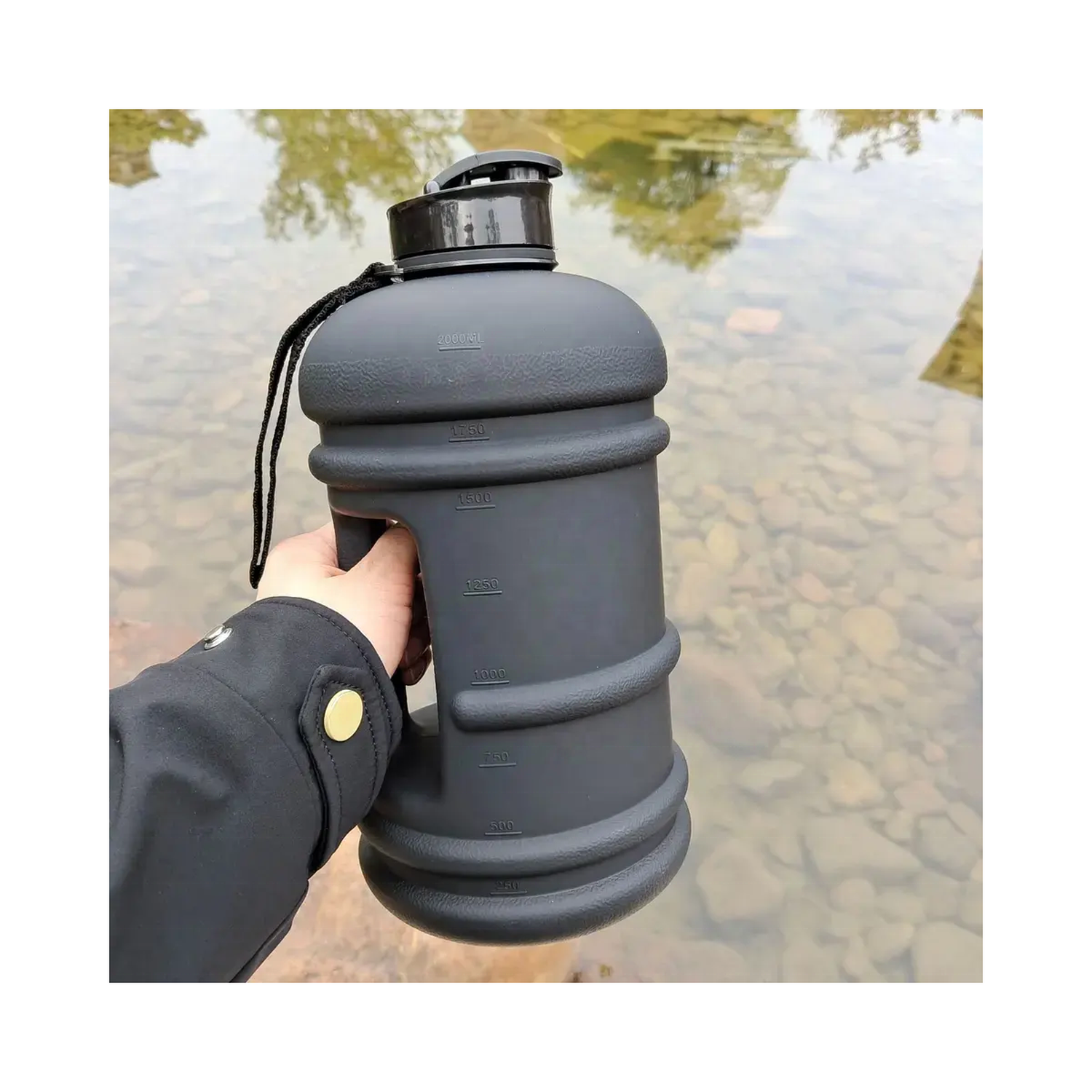 Botella deportiva negra 2.2L para gimnasio. Alta capacidad